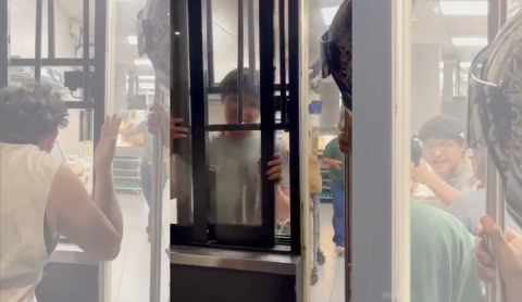 VIDEO: Reacciona con furia por carga laboral y lo apodan &#039;Lord Ventana&#039;; su comportamiento se vuelve viral