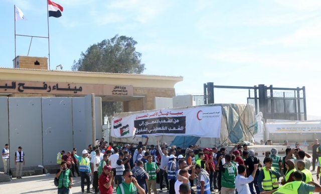 Llega ayuda humanitaria a Gaza por paso egipcio de Rafah