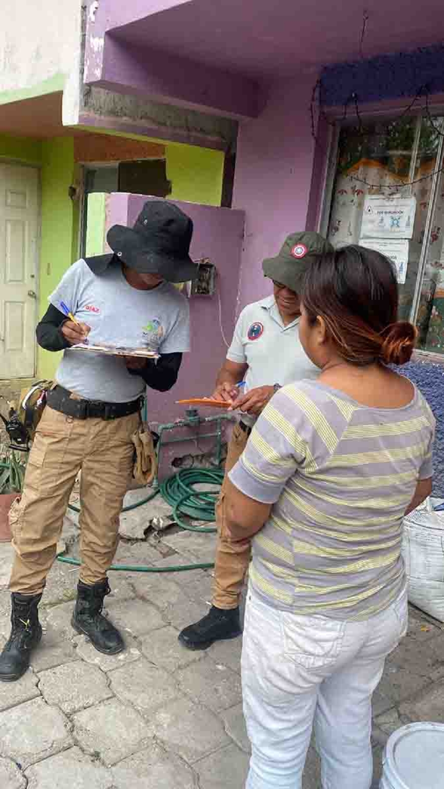 Personal de Protección Civil de Jojutla recorre diversas zonas para notificar a la ciudadanía acerca de algún riesgo.