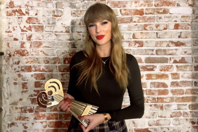 Replica el look de Taylor Swift para la primavera 2025: Faldas midi y estilo elegante para la oficina