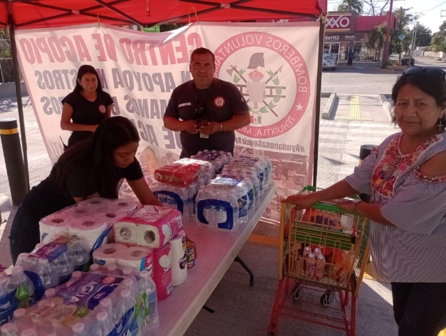 Voluntarios aportaron de manera generosa alimentos que los bomberos voluntarios llevarán a Acapulco este jueves.