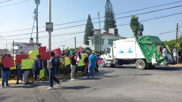 Se manifiestan contra bloqueos para impedir paso de camiones recolectores a Loma de Mejía