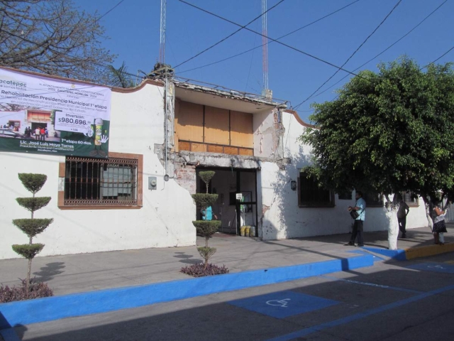 A cuatro años del sismo, finalmente repararán la presidencia municipal de Zacatepec -que perdió su torre con reloj- apenas en una primera etapa. 