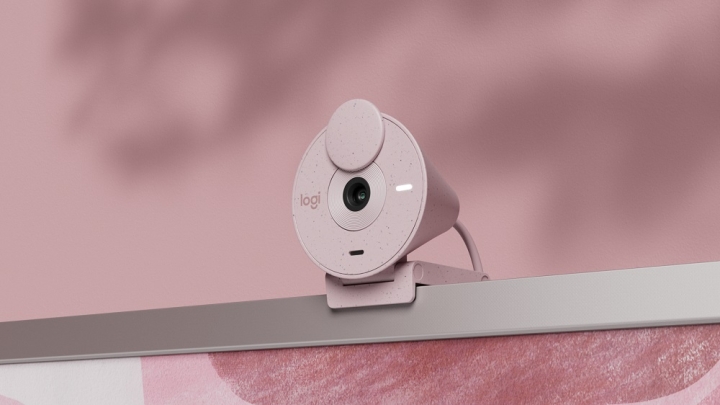 Logitech presenta las nuevas cámaras web Brio 300 con corrección de luz y reducción de ruido para las reuniones