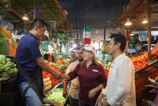 Margarita González Saravia visitó ayer la central de abasto más grande de la entidad. 