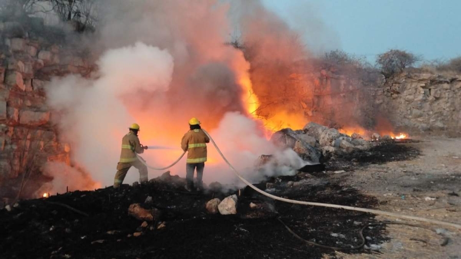 Bomberos de dos municipios participaron en las labores para controlar el incendio.