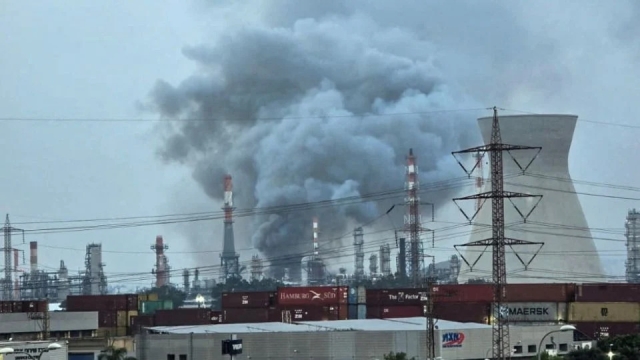Misiles iran&iacute;es impactan refiner&iacute;a en Haifa, Israel; reportan apagones