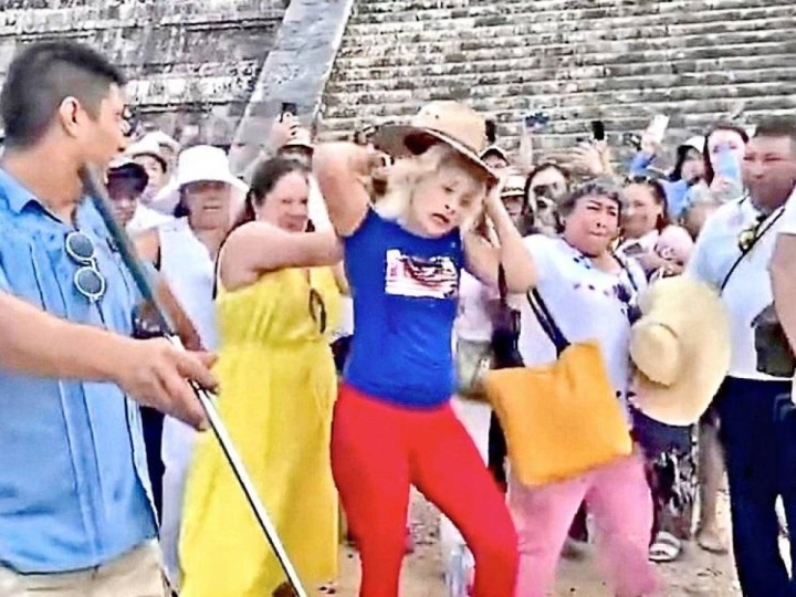 Mujer sube a pirámide de Chichen Itzá; ‘¡Cárcel! ¡Sacrificio!’, pidieron turistas