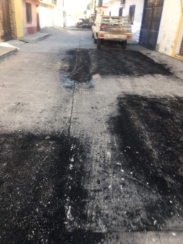 Denuncian deficiente bacheo en primer cuadro de Mazatepec