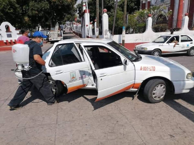 En el corredor poniente el servicio de taxi colectivo es muy solicitado por la población.