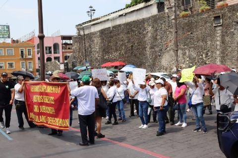 Trabajadores se manifestaron ayer en la sede del TSJ. 