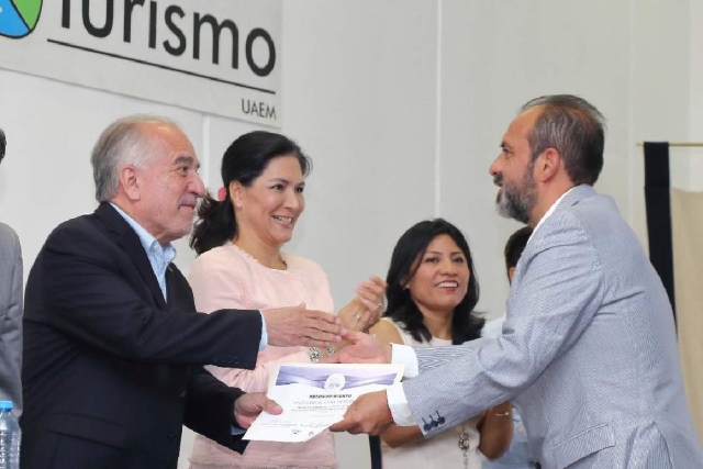 El rector Gustavo Urquiza encabezó la ceremonia. 