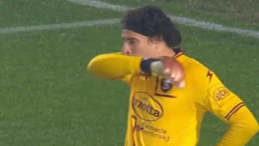 Guillermo Ochoa se come 8 goles en tremenda paliza al Salernitana