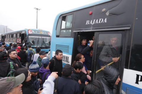 Transportistas en Perú anuncian paro tras asesinato de conductor