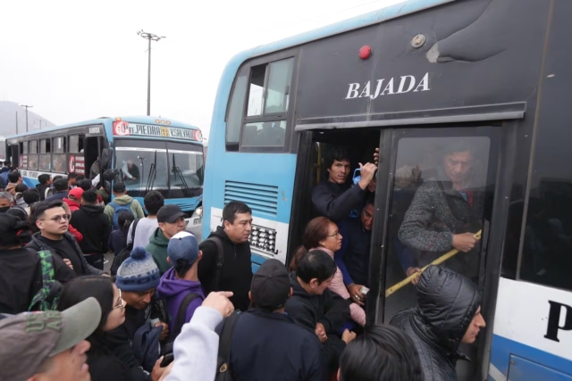 Transportistas en Perú anuncian paro tras asesinato de conductor
