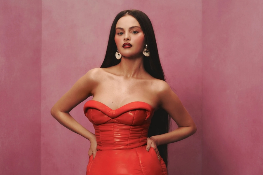 Selena Gomez revela que padece artritis y cómo esta condición inspiró el diseño de Rare Beauty