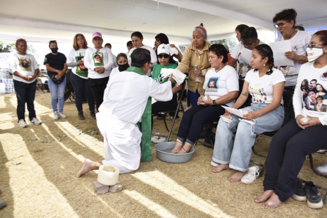 El sacerdote Alfonso Leija guio la ceremonia el viernes en el pante&oacute;n Pedro Amaro, en Jojutla. 