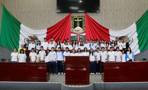 Recibe diputada Jazmín Solano a estudiantes de la secundaria federal “2 de Abril” de Temixco, en el Congreso local