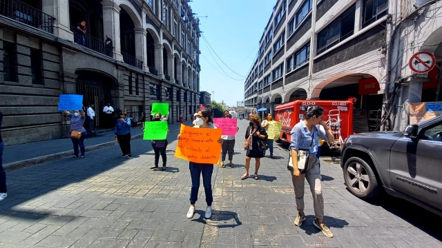 Profesores exigen pago de estímulo