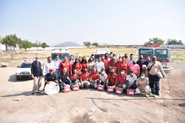 La entrega de los uniformes se llevó a cabo en las instalaciones de Protección Civil y Bomberos, en donde se reconoció el trabajo de los elementos.  