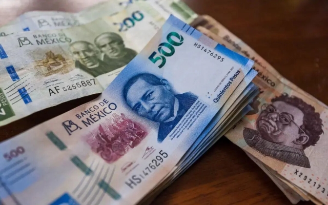 Superpeso rompe la barrera histórica de 17 por dólar