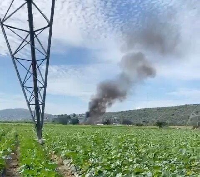 Se desploma e incendia helicóptero de CFE en ex hacienda El Hospital