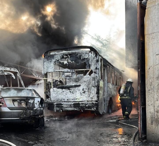 Informa PC Jiutepec sobre incendio en un taller mecánico en Lomas del Texcal