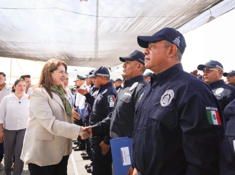 Margarita Gonz&aacute;lez Saravia llam&oacute; a los nuevos elementos de Polic&iacute;a a servir con honor, lealtad y humanidad al pueblo. 