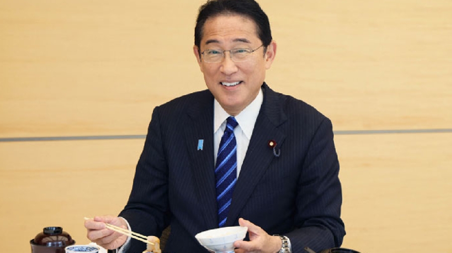 Primer ministro japonés come pescado de Fukushima; es 'seguro y delicioso'