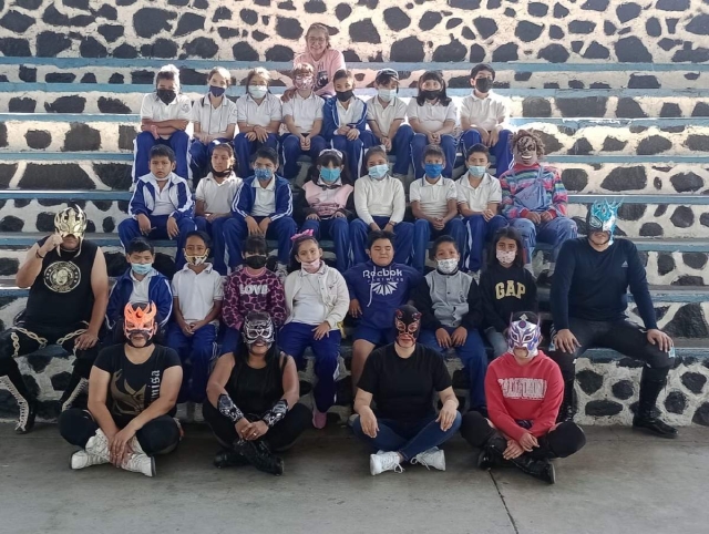 Alumnos de la primaria Emiliano Zapata, de la colonia Lázaro Cárdenas en la capital morelense disfrutaron de la convivencia con los luchadores de la entidad.
