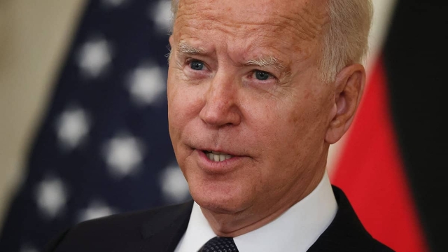 Aprueban paquete de infraestructuras de Joe Biden.