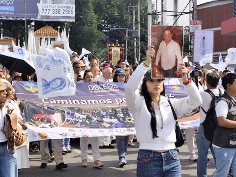 Ciudadanos caminaron por calles de la capital de Morelos en la marcha anual a la que convoca la Diócesis de Cuernavaca. 
