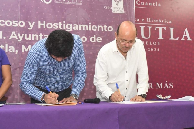 La firma estuvo encabezada por el alcalde Rodrigo Arredondo (derecha).