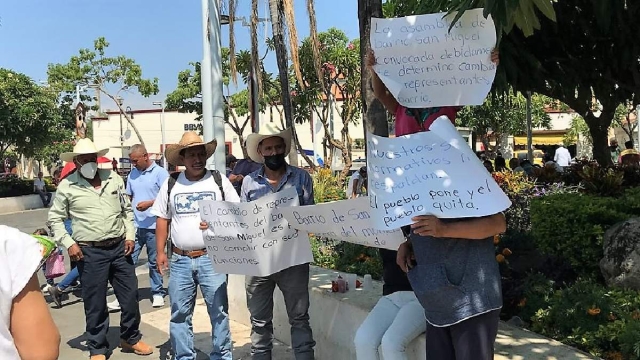 Vecinos del barrio de San Miguel se quejan del mal uso de los recursos públicos.