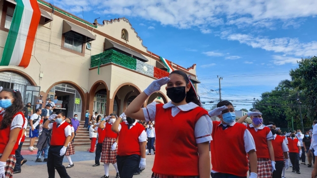 Participan mil 600 estudiantes en desfile cívico en Jiutepec