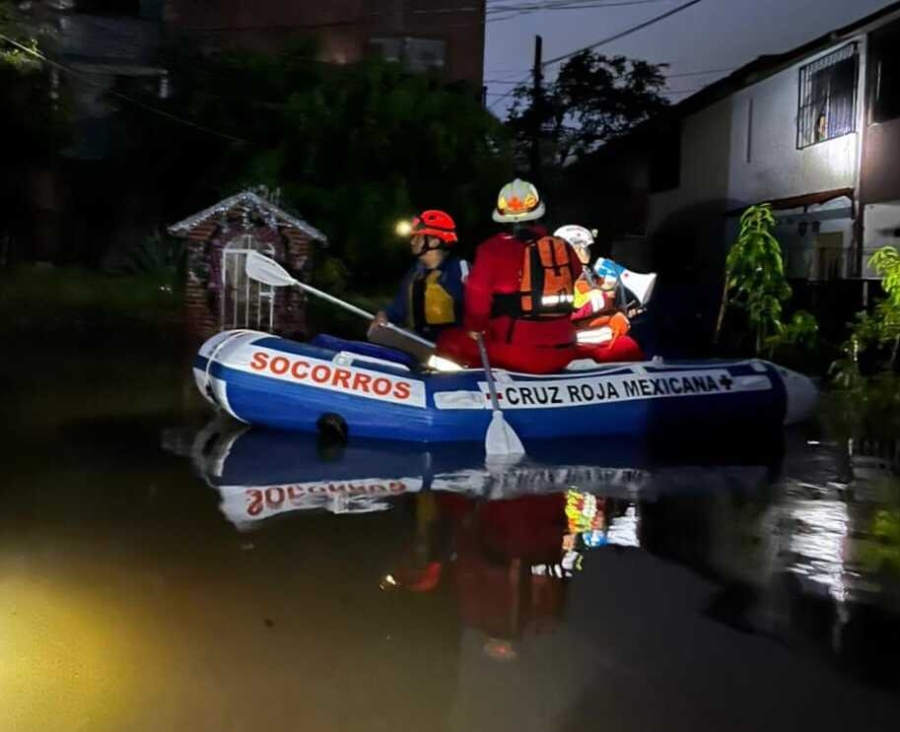 Evacuó Cruz Roja a 28 personas tras inundaciones en Jiutepec, en colonia La Joya