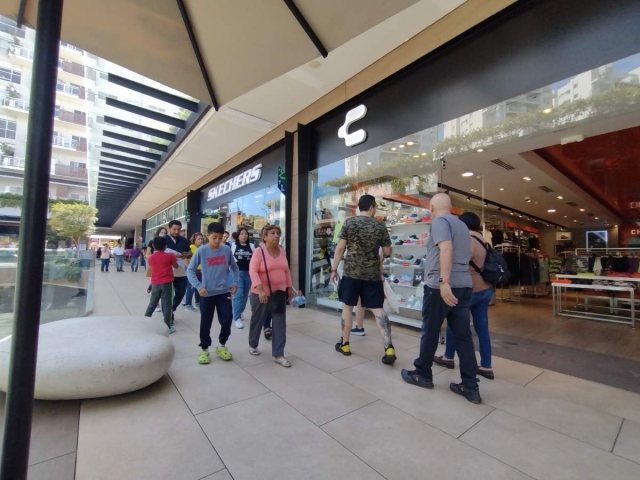 Las plazas comerciales son muy visitadas en Cuernavaca.