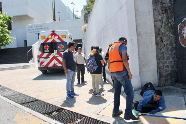 La joven sufrió varios golpes durante la caída.