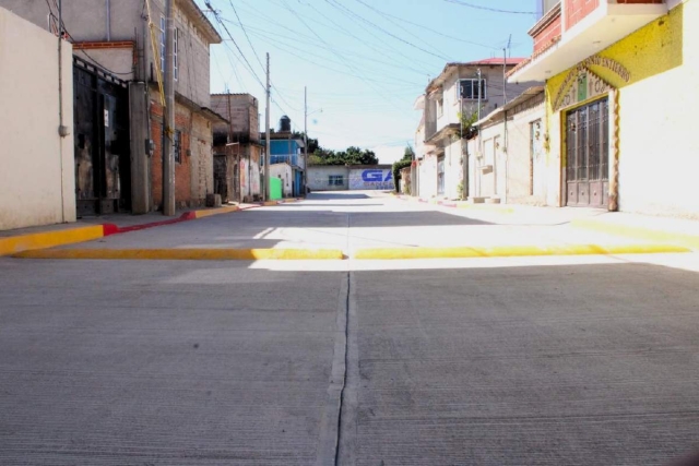 La calle pavimentada es el principal acceso a la colonia Aquiles Serdán.