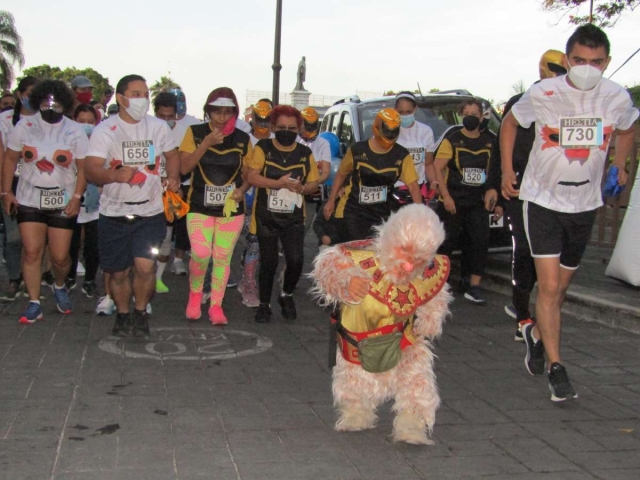 Alushe salió con los corredores de 3 kilómetros en compañía de Tinieblas Jr.