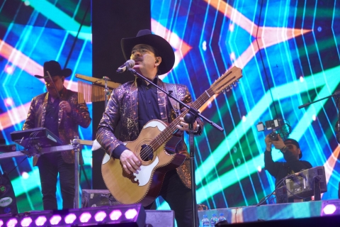 Bailan al ritmo de Los Tucanes de Tijuana en Emiliano Zapata