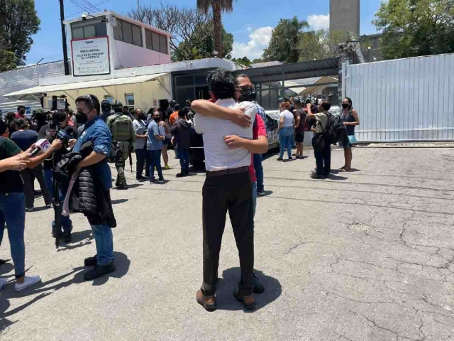 Decenas de familiares de trabajadores llegaron a la fábrica unos minutos después de la explosión.