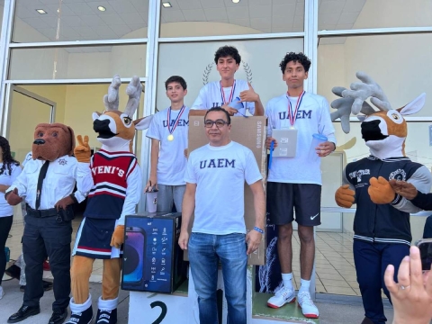 Las autoridades universitarias premiaron a los ganadores del evento atlético. 