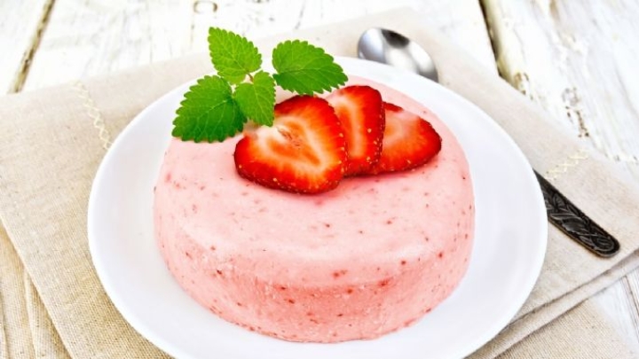 Consiente a tu paladar con un cremoso flan de fresas, solo sigue esta sencilla receta