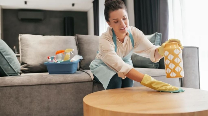 Repelente de polvo casero con vinagre para limpiar y dar brillo a tus muebles