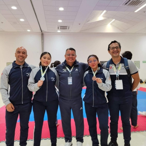 Viviana Athenea González Pérez conquistó una medalla de plata, y Karla Merary González se llevó el bronce en la categoría de -62 kilogramos, en la Universiada Nacional 2025 que se lleva a cabo en Puebla.