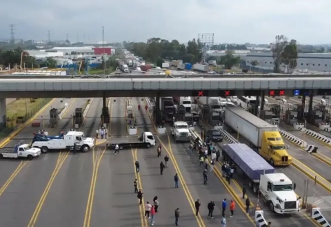 Transportistas bloquean autopistas en Edomex por desaparición de coordinador