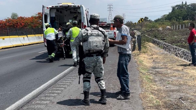   El hombre fue trasladado a un hospital a bordo de una ambulancia.