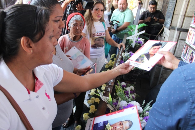 Incorporan colectivos y CEARV imágenes de 12 víctimas en memorial