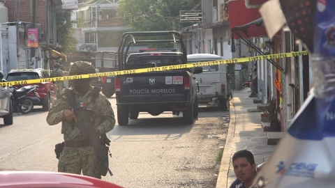  El comerciante quedó sin vida afuera de su negocio.